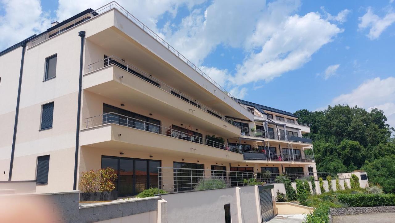 Leona, Apartman