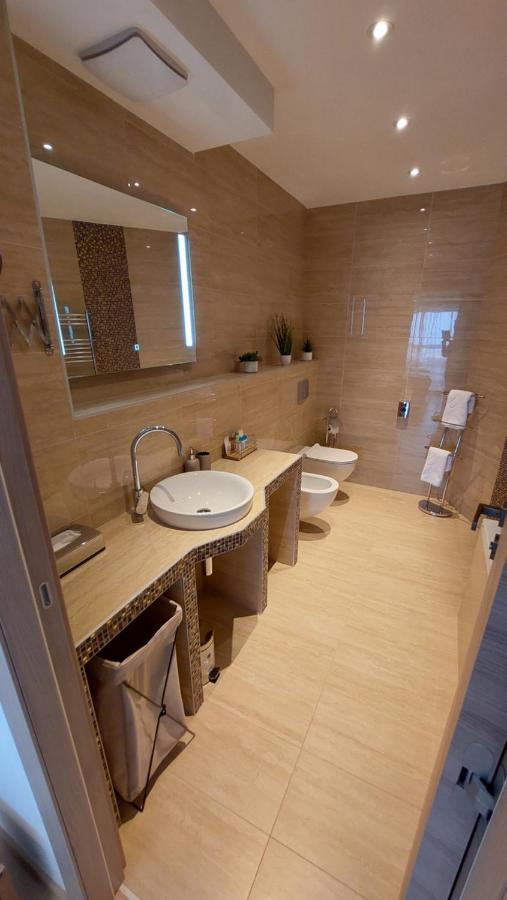 Leona, Apartman *